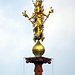 Marienfigur auf der Marienkapelle<br />Die Kugel am Fuß der Statue fast 5 hl