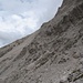 Nun folgt das zweite, leichteste Drittel des Alpinisteiges: Querung der Westflanke des Elferkofels auf unversichertem Bergsteig .....