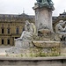 Der Frankoniabrunnen mit Walter von der Vogelweide (l) und Riemenschneider (r)