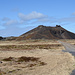 Der Krater Saxhóll. Hier die kurze Schotterstrasse, über die man den Krater von der Ringstraße aus erreichen kann.
