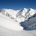 Tiefblick in das Val da la Bles - Rechts der Bildmitte am Horizont  (spitze Schneepyramide) befindet sich das Tscheischhorn 3019m 