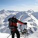 Gipfel Piz Bles 3045m - auf der Grenze zwischen der Schweiz und Italien. Im Hintergrund der höchste Gipfel: Cima da Lägh 3083m