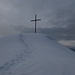 Das riesige Gipfelkreuz, bestimmt so 3m - je kleiner der Gipfel desto größer das Kreuz.