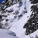 Un temerario scialpinista si sta cimentando con il canale Stange