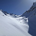 Es ist nicht mehr weit: Blick vom Skijoch zum nahen Plattenjoch, von wo gerade zwei Tourenskifahrer meinen Traum von "first lines" zerstört haben... ;-) 