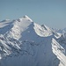 auch die Schneebige Nock weist schon viele Skispuren auf; rechts hinten die Sextener Dolomiten
