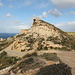 Unterwegs oberhalb der Klippen von Rdum tal-Vigarju - Rückblick. Von rechts kommt der Weg aus dem Tal Wied il-Baħrija, wir haben zuvor einen kurzen Abstecher auf dem Weg links der Felsen gemacht.