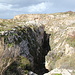 Miġra l-Ferħa - Ausblick in eine schmale Seitenschlucht. Ein Pfad und später Stufen führen hinunter ans Meer, dieser tiefe Einschnitt wird dabei östlich (landeinwärts) bzw. später nördlich umgangen.