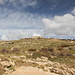 Miġra l-Ferħa - Ausblick von den Klippen landeinwärts. Über die hier kaum zu erkennende, schmale Straße werden wir nun wieder hinauf auf die Hochfläche gehen.