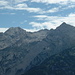 Hinterberghorn (links, 2493m), Hocheisspitze (2523m) und Kammerlinghorn (2484m) vom Litzlkogel (1625m). Unter der Hocheisspitze der oberste Bereich des Hocheiskares, durch das man die Scharte rechts unter der Hocheisspitze erreicht.