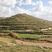 Im Auftstieg zwischen Miġra l-Ferħa und Tal-Merħla - Ausblick über das Tal zur markanten, terrassierten Anhöhe.