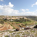Unterwegs auf der Hochfläche bei Tal-Merħla - Ausblick über terrassierte Felder auf den Weiler Mtaħleb mit seiner markanten Kirche. Im Hintergrund rechts erstreckt sich die Hochfläche bei Dingli. Mit etwas Fantasie kann man z. B. die weiße Kuppel der Radarstation oder auch die Kirche erahnen.