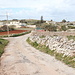 In Baħrija - Die ersten Gärten und Häuser östlich des Ortes haben wir bereits erreicht. Gleich folgt noch das letzte Stück unserer Wanderung entlang der aus Rabat kommenden Hauptstraße.