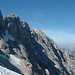 Bald hat man hier die Scharte unter dem Gipfel erreicht. Der Gipfel in Bildmitte ist das Kammerlinghorn (2483m, mit Kreuz); links davor das etwas schwieriger zu erreichende Hochkammerlinghorn (2506m).
