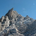 Von der südseitigen Scharte erreicht man nach 10 Minuten kleinsplittriger Kletterei den Gipfel der Hocheisspitze (2523m).