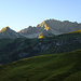 Links das Warther Horn; Bildmitte das Karhorn. In der Senke dazwischen beginnt der Klettersteig und zieht sich im Bereich des Grats bis zum Gipfel empor.
