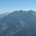 ..... und östlich gegenüber der Watzmann mit Hocheck (2651m), Mittelspitze (2713m) und Südspitze (2712m). Links guckt der Hohe Göll hervor (2522m).