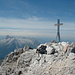 Das Gipfelkreuz der Hocheisspitze, links dahinter die Leoganger Steinberge (höchster Punkt: Birnhorn, 2634m). Ganz links nochmals der Großvenediger.