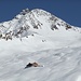 Rückblick zur Edelhütte, die nun Winterruhe hat; vom Gipfel kann man übrigens auch direkt über die steile Westflanke abfahren, wie man an den Skispuren sehen kann