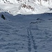 Aufstieg zu Fuß und Tiefblick via linker Rinne; ob's mit Ski hier hoch lohnt, das bleibt jedem selber überlassen.....