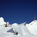 Blick von der überwächteten Kuppe oberhalb des Rotsteinpasses auf Lisengrat und Säntis, wo die vielen Skifahrer ihre Spuren hinterlassen haben. Der Hang dürfte nun entlastet sein...