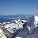 Jenseits des Rotsteinpasses schweift der Blick am massigen Gipfel der Marwees vorbei über das Appenzell zum Bodensee