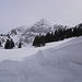 Der Lütispitz von unserem Mittagsplatz aus, der von einer grossen Schneemauer und einer Alphütte umgeben ist