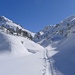 Diese friedliche Winterlandschaft muss allerdings hart erkämpft werden. Man kommt nur  über einige nicht ganz unproblematische und recht steile Hänge hierher. 