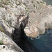 An der Mittelmeerküste östlich von Wied iż-Żurrieq - Tiefblick zu einem der beiden Eingänge der "Blauen Grotte".