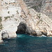 An der Mittelmeerküste östlich von Wied iż-Żurrieq - Ausblick zu einer von mehreren Höhlen in diesem Bereich der Küste.