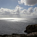 An der Mittelmeerküste östlich von Wied iż-Żurrieq - Ausblick unter durchziehenden Wolken auf das Meer. Hinten ist die Felsinsel Filfla zu sehen.