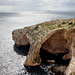 An der Mittelmeerküste bei Taħt il-Ħnejja / Blue Grotto - Blick vom Aussichtspunkt nördlich der Bucht zur 40 m hohen "Blauen Grotte". Im Hintergrund ist die Felsinsel Filfla zu sehen.