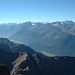 Fernblick ins Ötztal hinein - u.a. mit der Ötztaler Wildspitze (3772m), etwas oberhalb der Bildmitte.