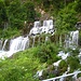 Ein wunderschöner Bach mit grossen Wasserfällen der direkt aus dem Berg austritt.