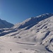 Alp Bles 1886m, durch dass im Schatten liegende Val da la Bles wird Richtung Piz Bles 3045m aufgestiegen