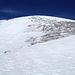 Die meist abgeblasene Gipfelflanke - heute mit Skis bis zum Gipfel gut begehbar