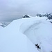 Die noch unverspurten letzten Meter zum Gipfel waren alles andere als trivial... Hochalpines Ambiente pur!