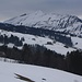 Der Leistchamm (2101m) ist von einer mächtigen Nassschneelawine gezeichnet. Im Vordergrund ist die Alp Eggli (1223m).