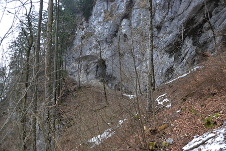 Unter der Felswand.