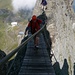Gleich folgt das Schaustück des Trincee-Steiges: eine beeindruckende Hängebrücke ....