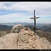 Gipfelkreuz des Urbión mit San Lorenzo (Hintergrund), Picos de Urbión, Spanien