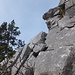 Im unmarkierter Aufstieg von Süden zur Stockflue. Dieses Drahtseil ist keine Aufstiegshilfe – nicht berühren! Sie hält die labilen Felsblöcke am Platz.