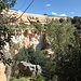 Il-Maqluba - Die Einsturzstelle ist von steilen Kalksteinwänden umgeben und mittlerweile für maltesische Verhältnisse sehr üppig bewachsen.