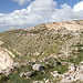 Ta’ Żuta - Ausblick entlang der Klippen (Rdum Dikkiena, Dingli Cliffs) in etwa nordwestliche Richtung. Am rechten Bildrand befindet sich Ta' Dmejrek, der höchste Punkt von Malta. Hinten ist auch die Radarstation bei Dingli zu erkennen.