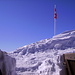 La montagna di neve davanti al <a href="http://www.capanneti.ch/al_legn/al_legn.html" rel="nofollow" target="_blank"> Rifugio Al Legn</a>