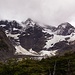 Der höchste Berg des Torres del Paine Massivs: Cumbre Prinzipal 3050m ü.M. versteckt sich in den Wolken. Eine gigantische mit mehreren Gletschern versehene Südwand, deren Gletscher fast im 10-Minutentakt ins Tal donnern. 