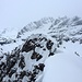Gipfelankunft (Blick hinüber zum Hauptgipfel, wir gaben uns heute aufgrund der direkten Skieinfahrt mit dem fast gleich hohen Nebengipfel zufrieden).