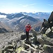 Kurze Pause während dem Aufstieg mit Blick auf das Muttenhorn im Hintergrund