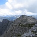 Blick vom Gipfel des Großen Daumens zurück zu O-Gipfel und der steilen W-Wand des Kleinen Daumen