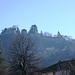 Über der Stadt sieht man den Monte Calvario